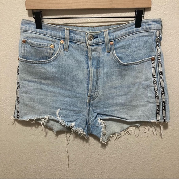 Levi’s 501 Cutoff Shorts Size 30 Light Wash Blue Denim Graphic Levi’s Stripe - Picture 1 of 5